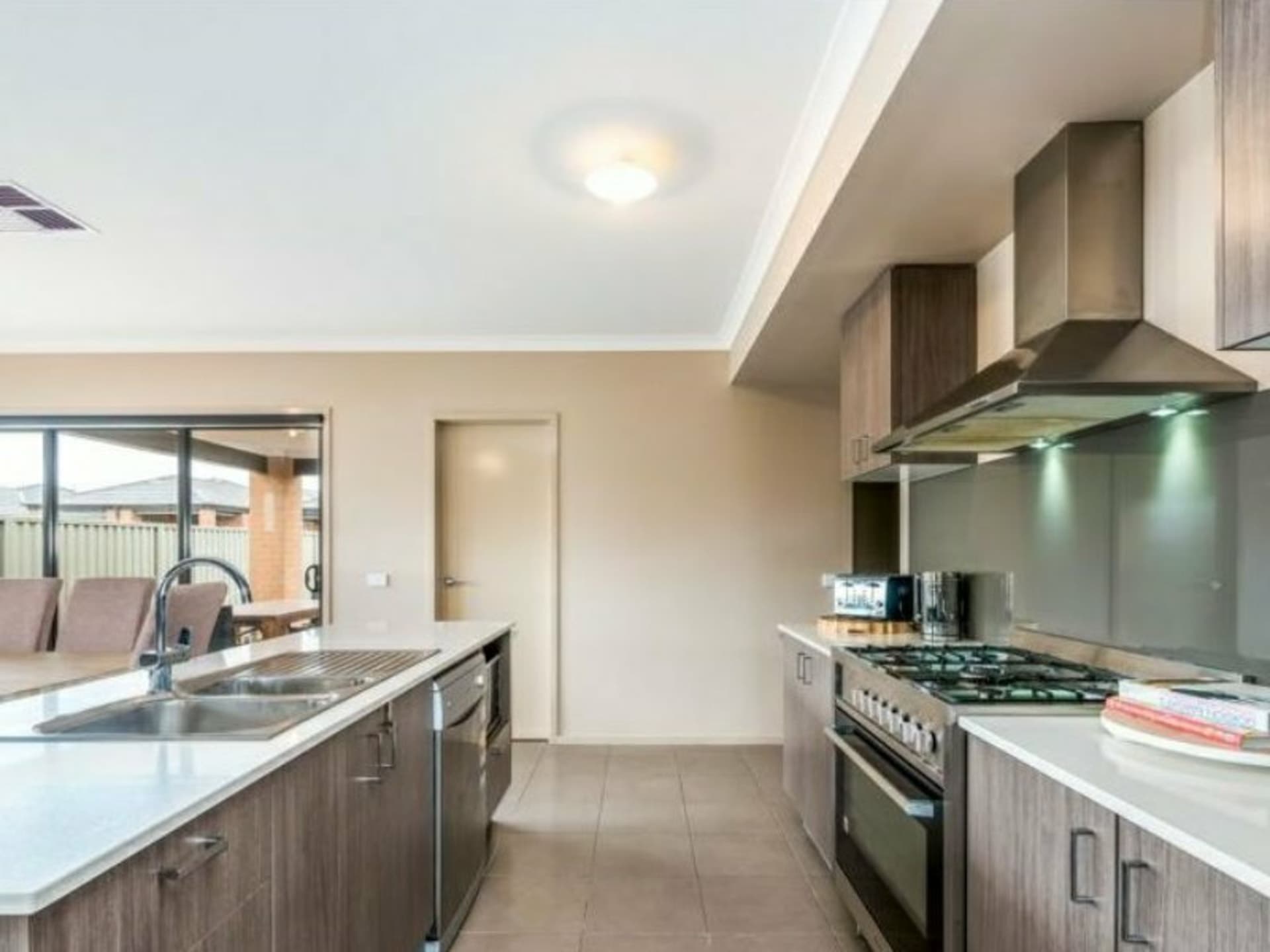 18 Cortula Road Cranbourne East VIC, Cranbourne East - Thumbnail 4