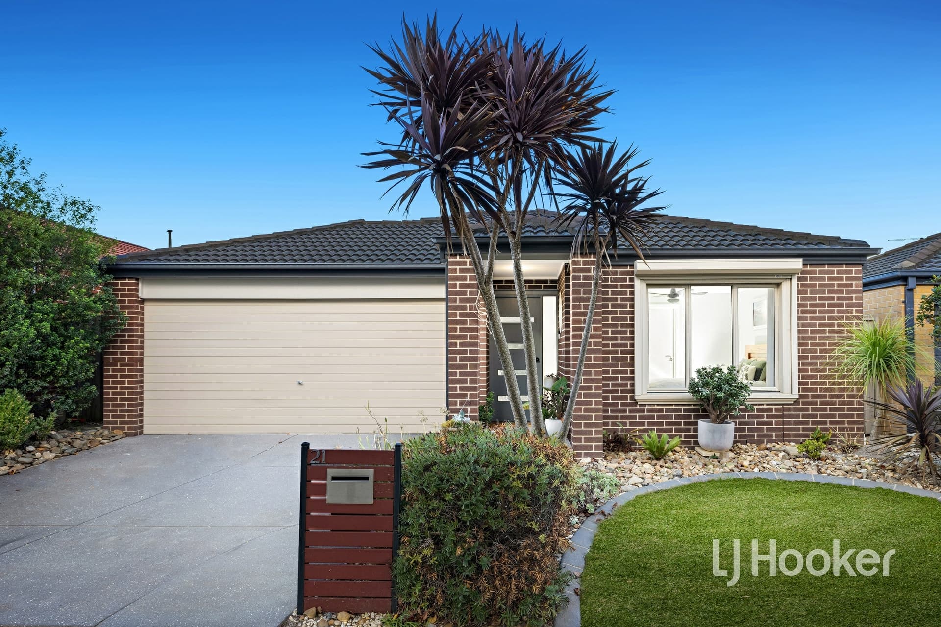 21 Bianca Crescent Cranbourne North VIC, Cranbourne North - Thumbnail 2