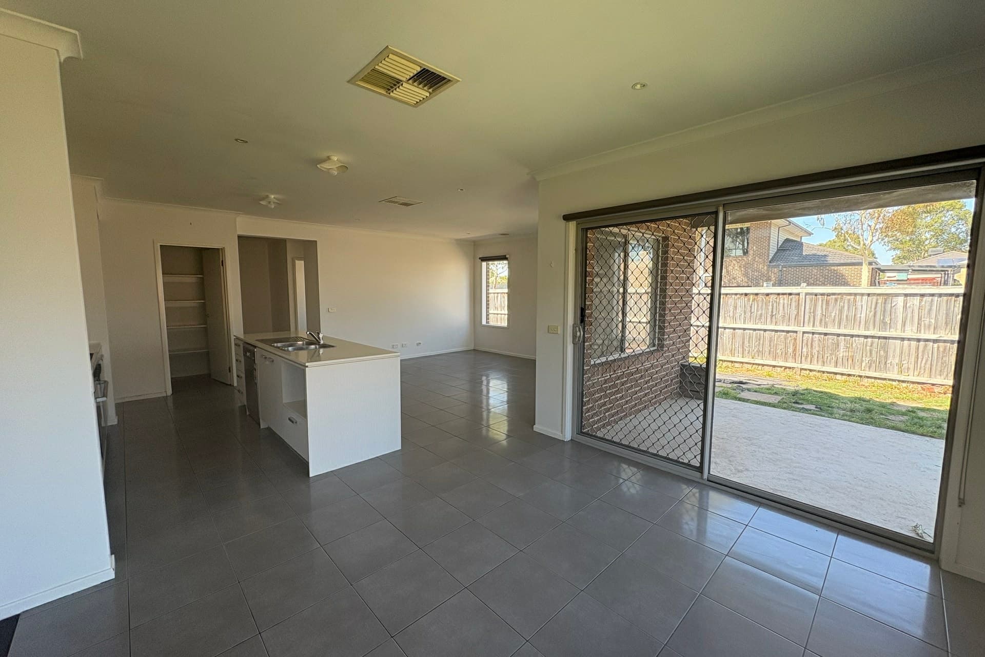 37 Copernicus Circuit Cranbourne West VIC, Cranbourne West - Thumbnail 4