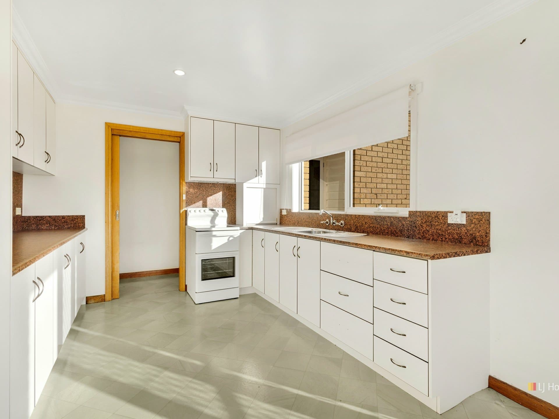 24 Middle Road Devonport TAS, Devonport - Thumbnail 2