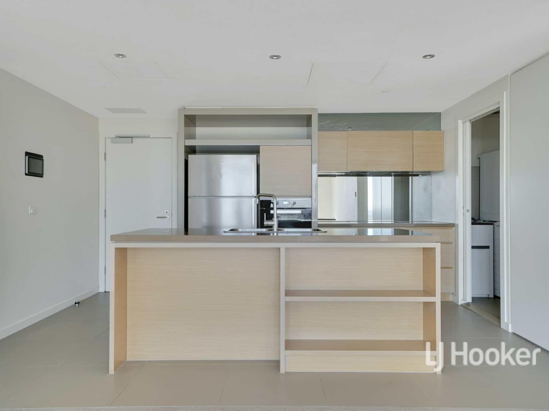 2404/9 Waterside Place Docklands VIC, Docklands - Thumbnail 3