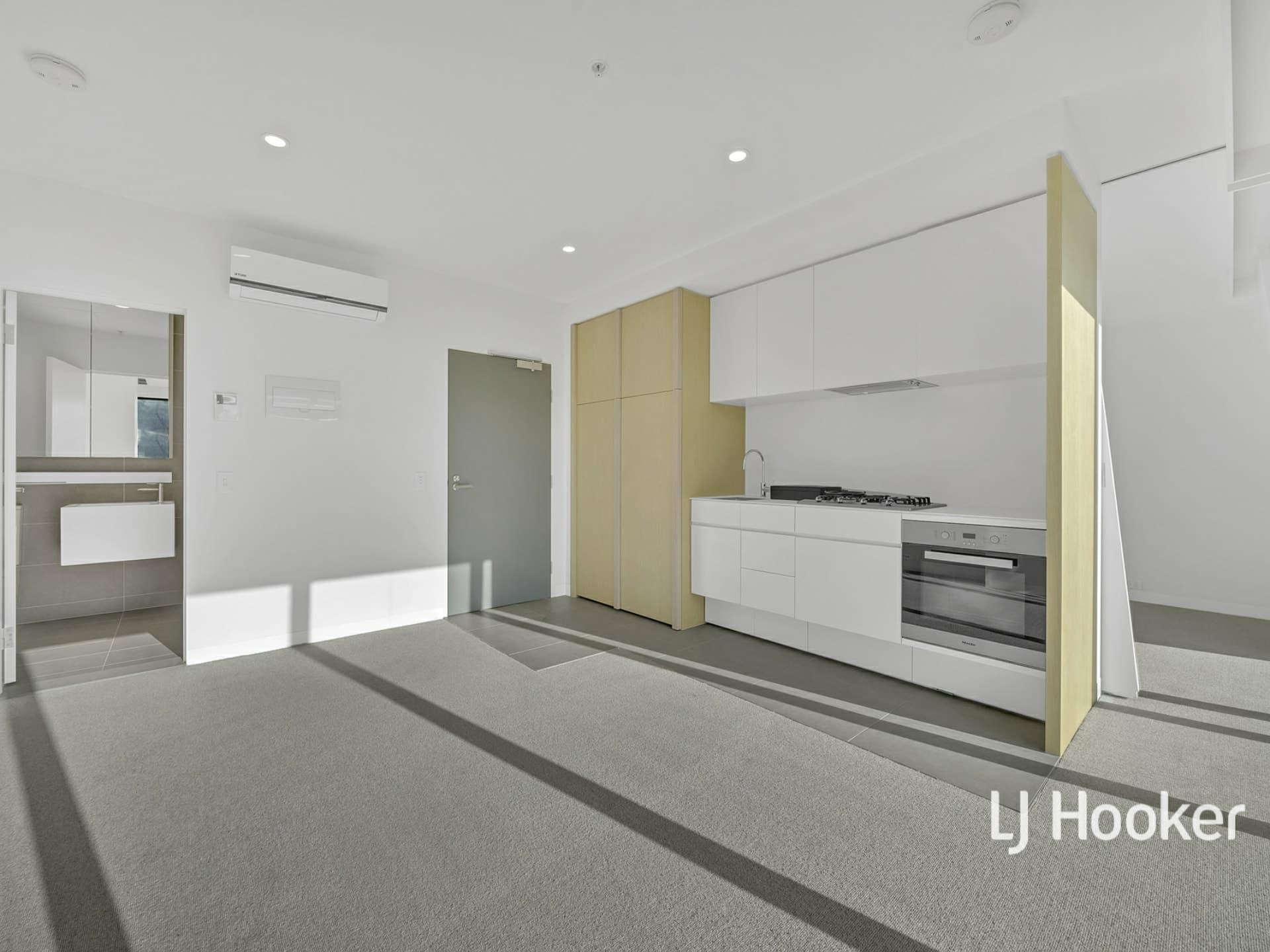 2405/8 Pearl River Road Docklands VIC, Docklands - Thumbnail 3