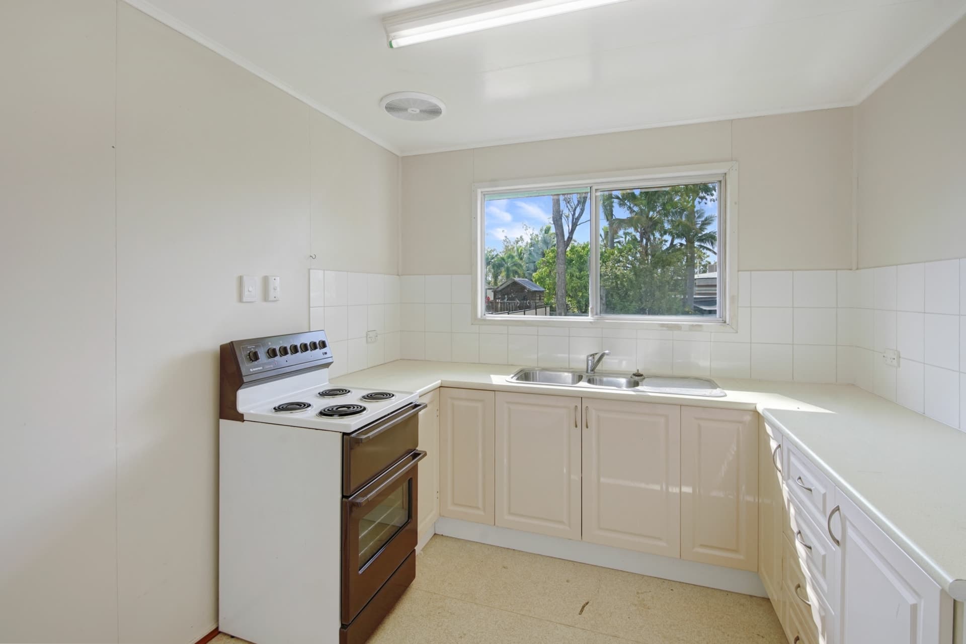 37 Hannah Crescent Dysart QLD, Dysart - Thumbnail 3