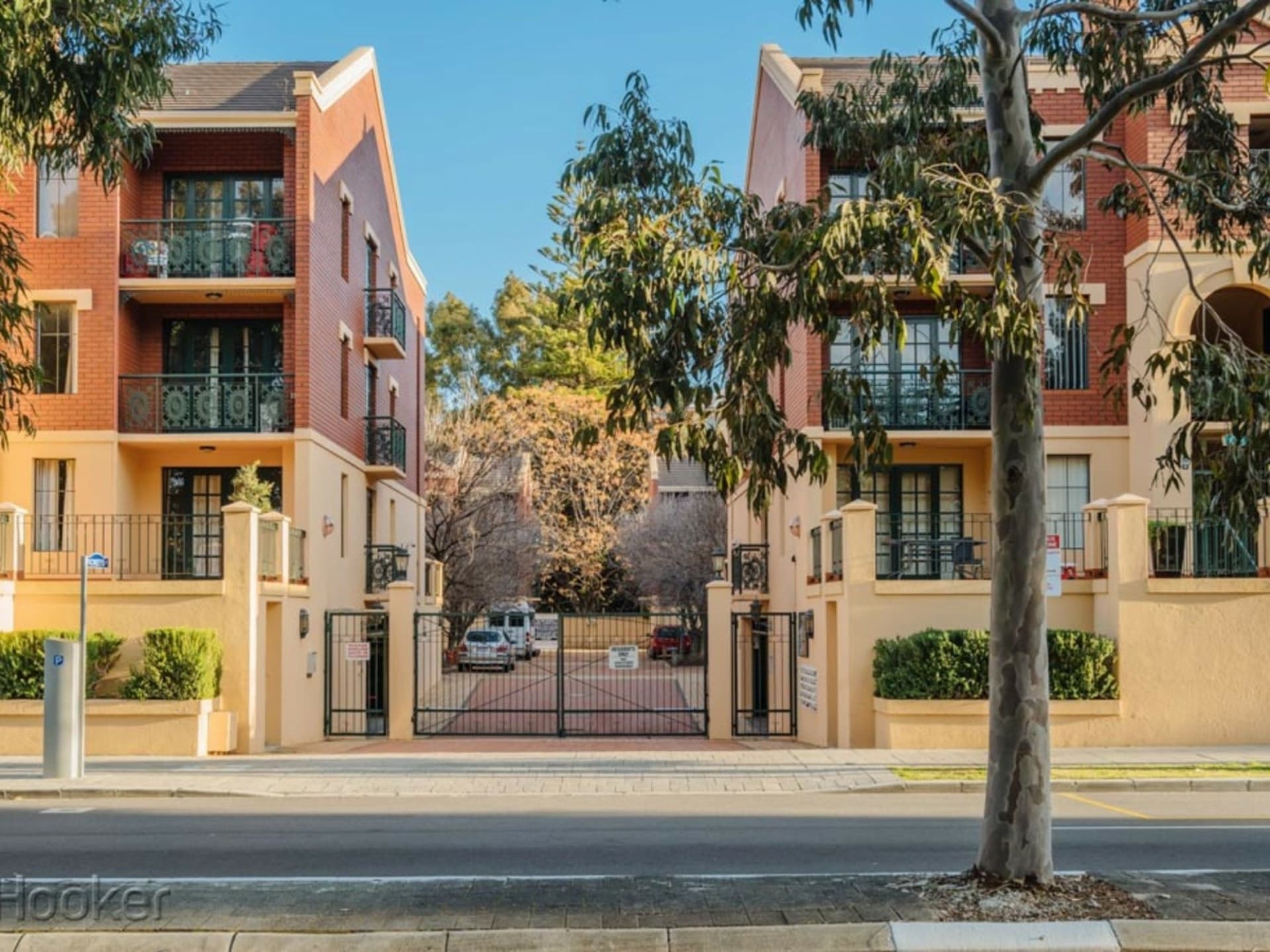 39/99, East Perth - Thumbnail 2