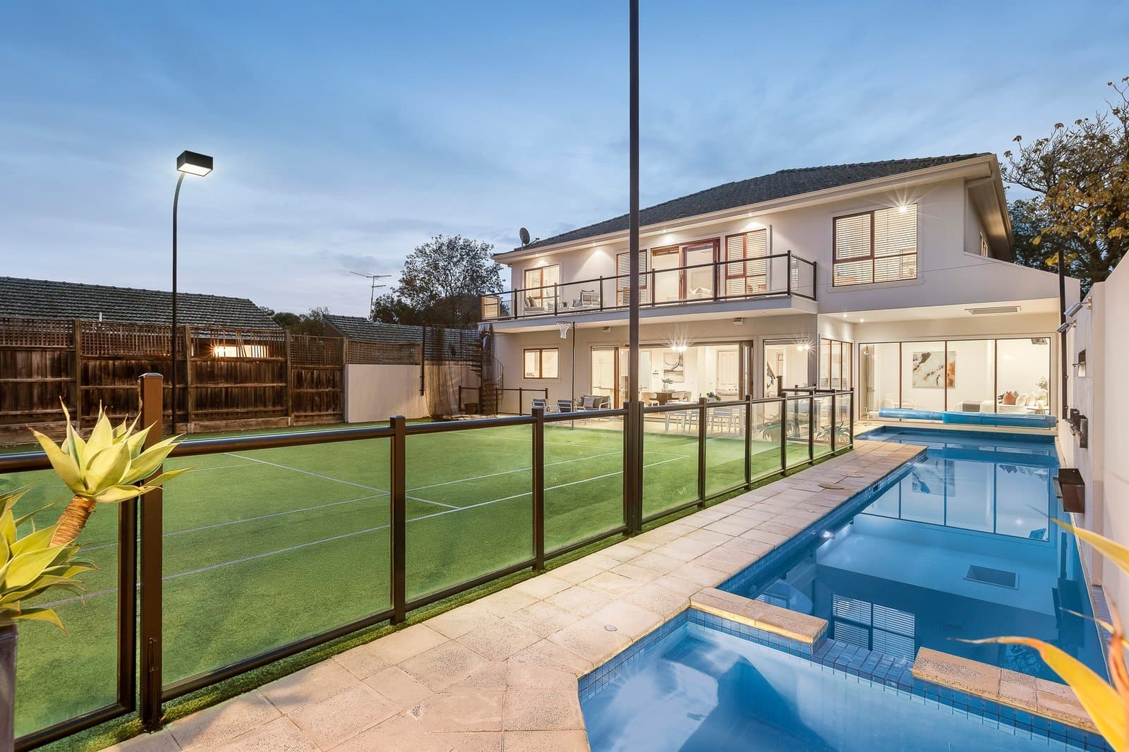 8 Avondale Grove, Mount Waverley - Thumbnail 2