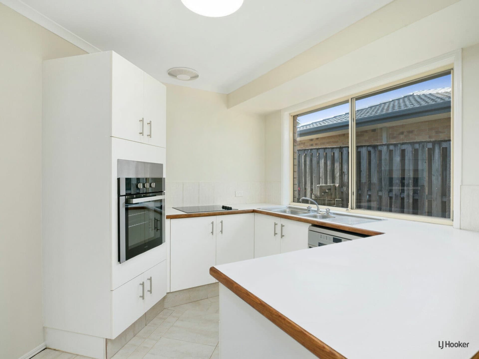 16 Daphne Court Elanora QLD, Elanora - Thumbnail 2
