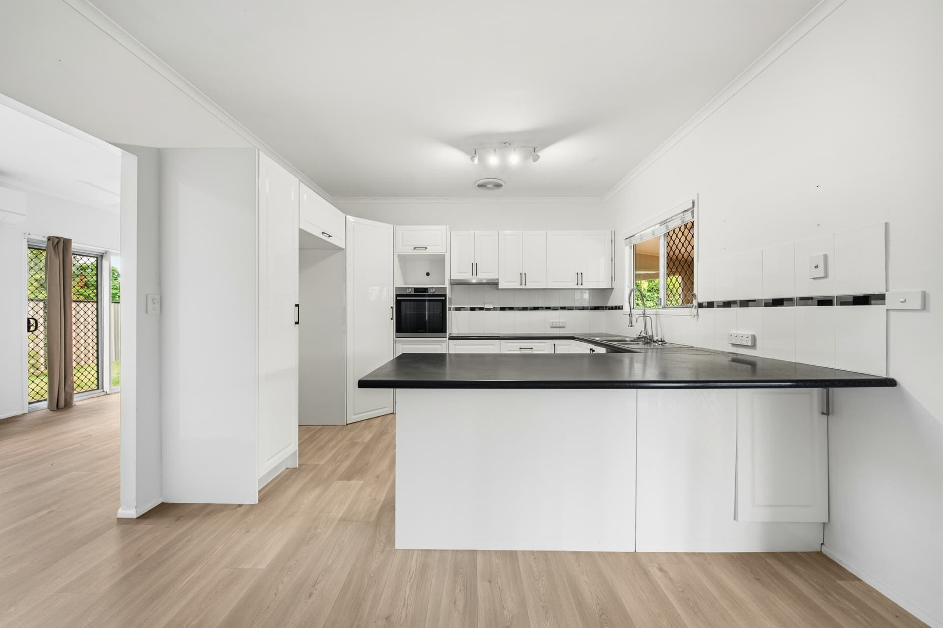 16 Garnet Street Emerald QLD, Emerald - Thumbnail 4