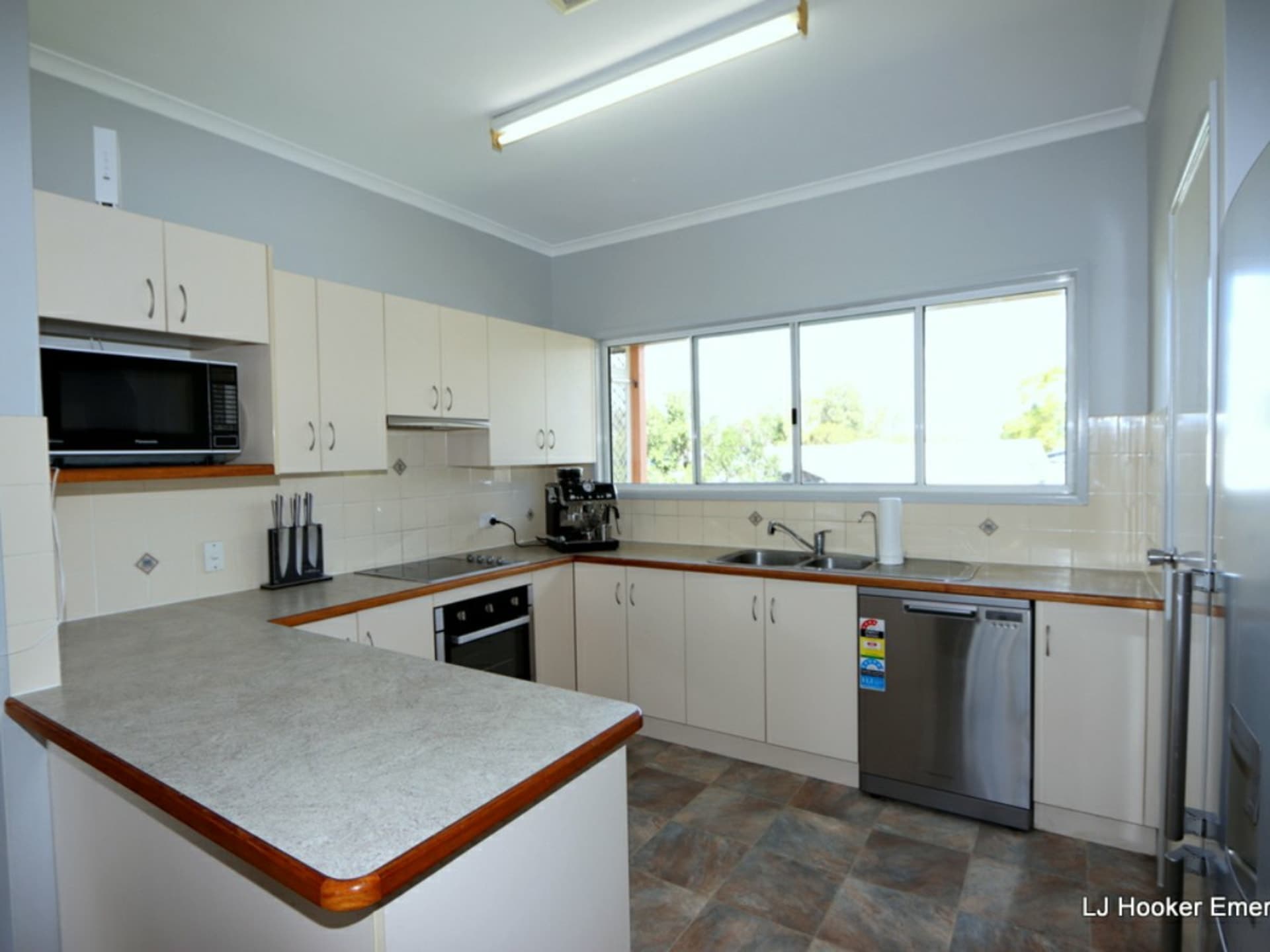 10 Colleen Avenue Emerald QLD, Emerald - Thumbnail 4