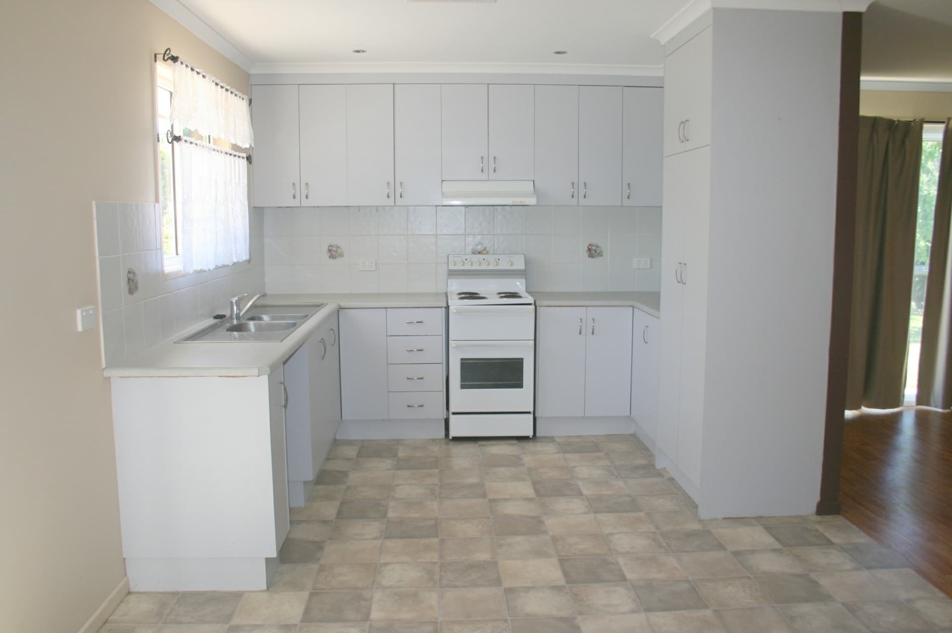 9 Bauhinia Court Emerald QLD, Emerald - Thumbnail 3