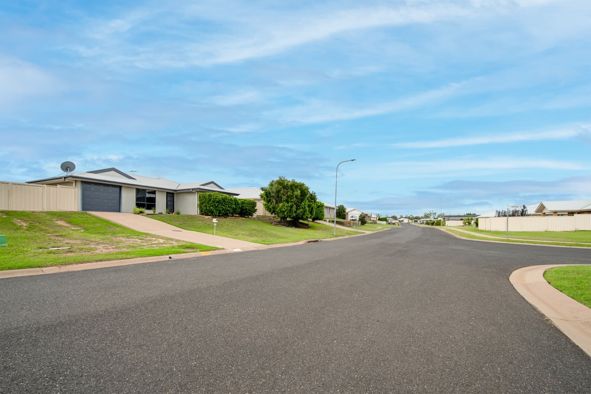 24 Scenic Drive Emerald QLD, Emerald - Thumbnail 2