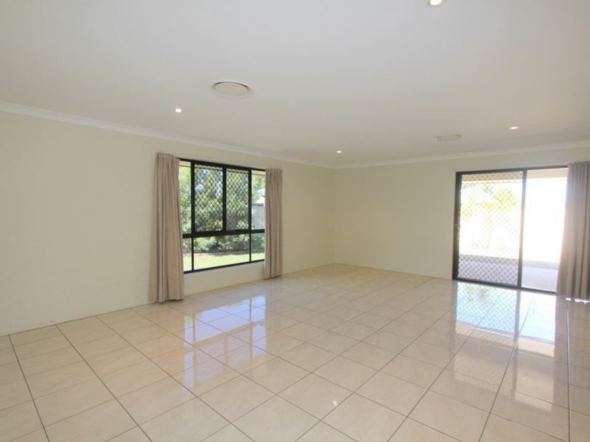 2/16 Joel Ernest Emerald QLD, Emerald - Thumbnail 3