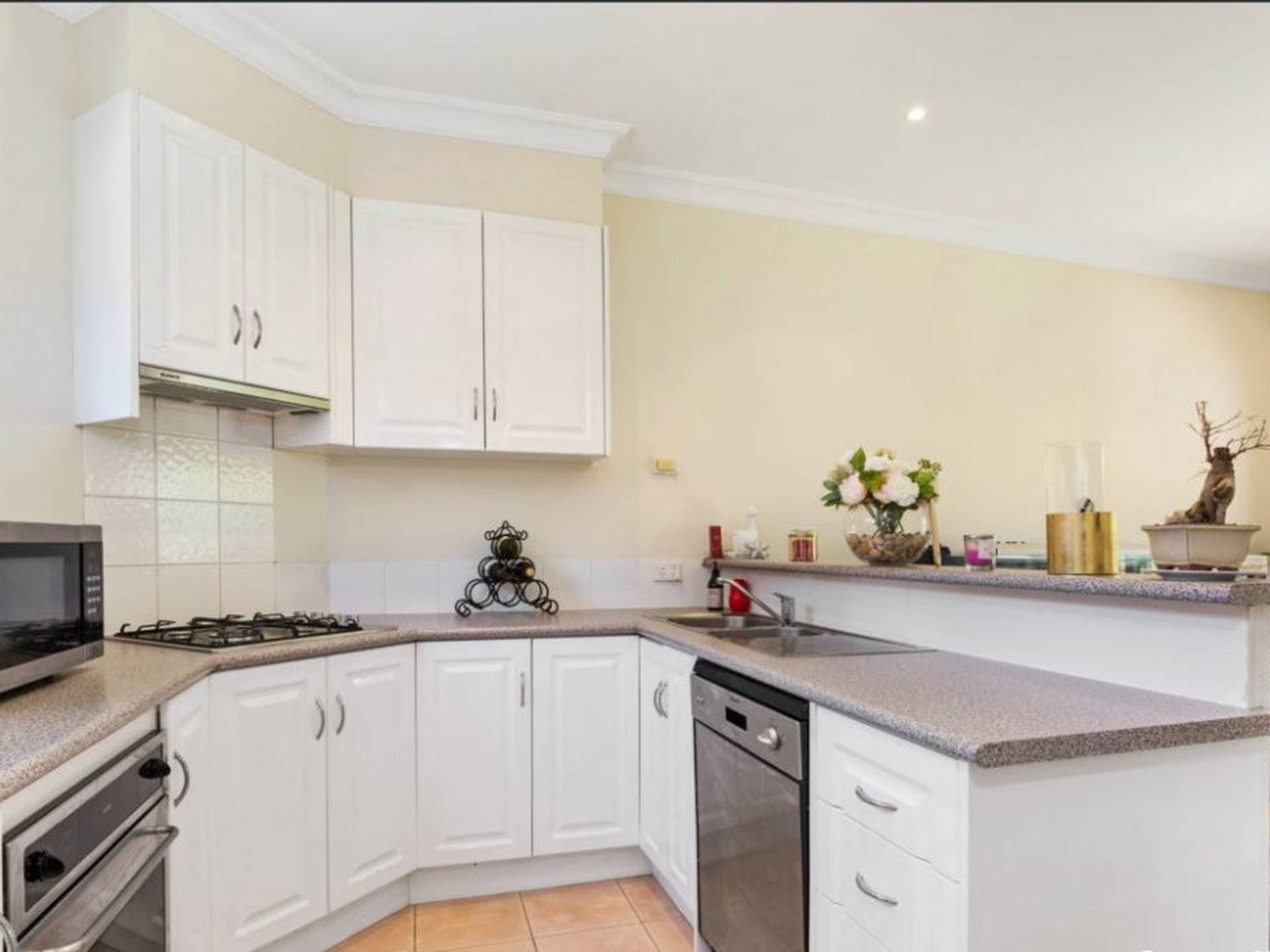 13/2 McKelvie Court Glen Waverley VIC, Glen Waverley - Thumbnail 2