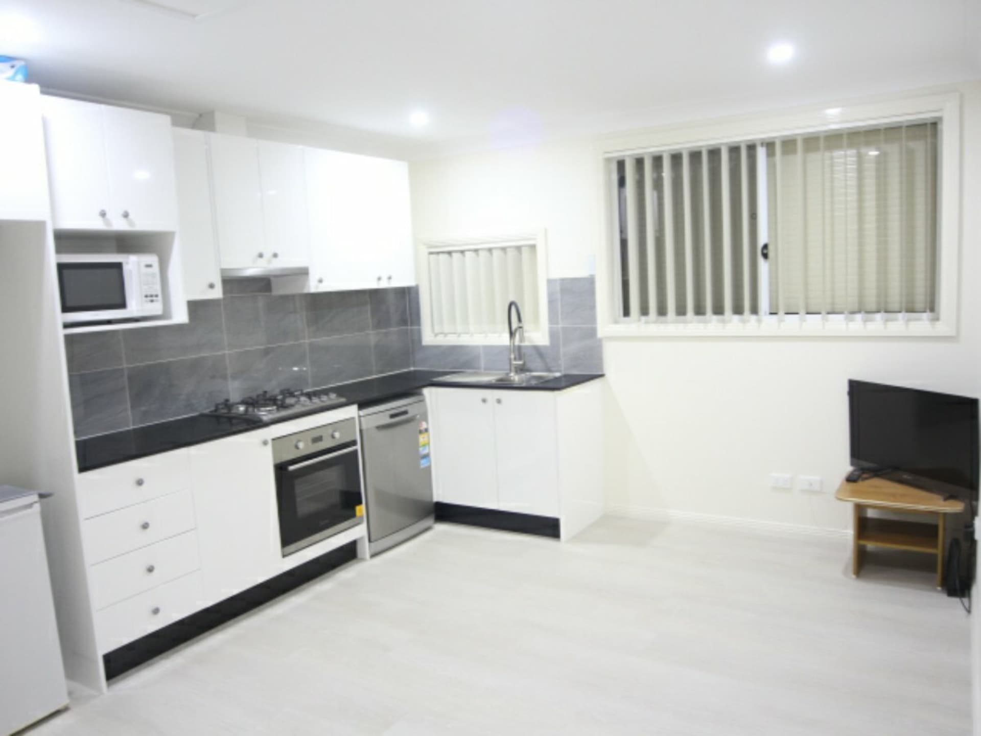 40 A Wood Lark Place, Glenfield, Glenfield - Thumbnail 3
