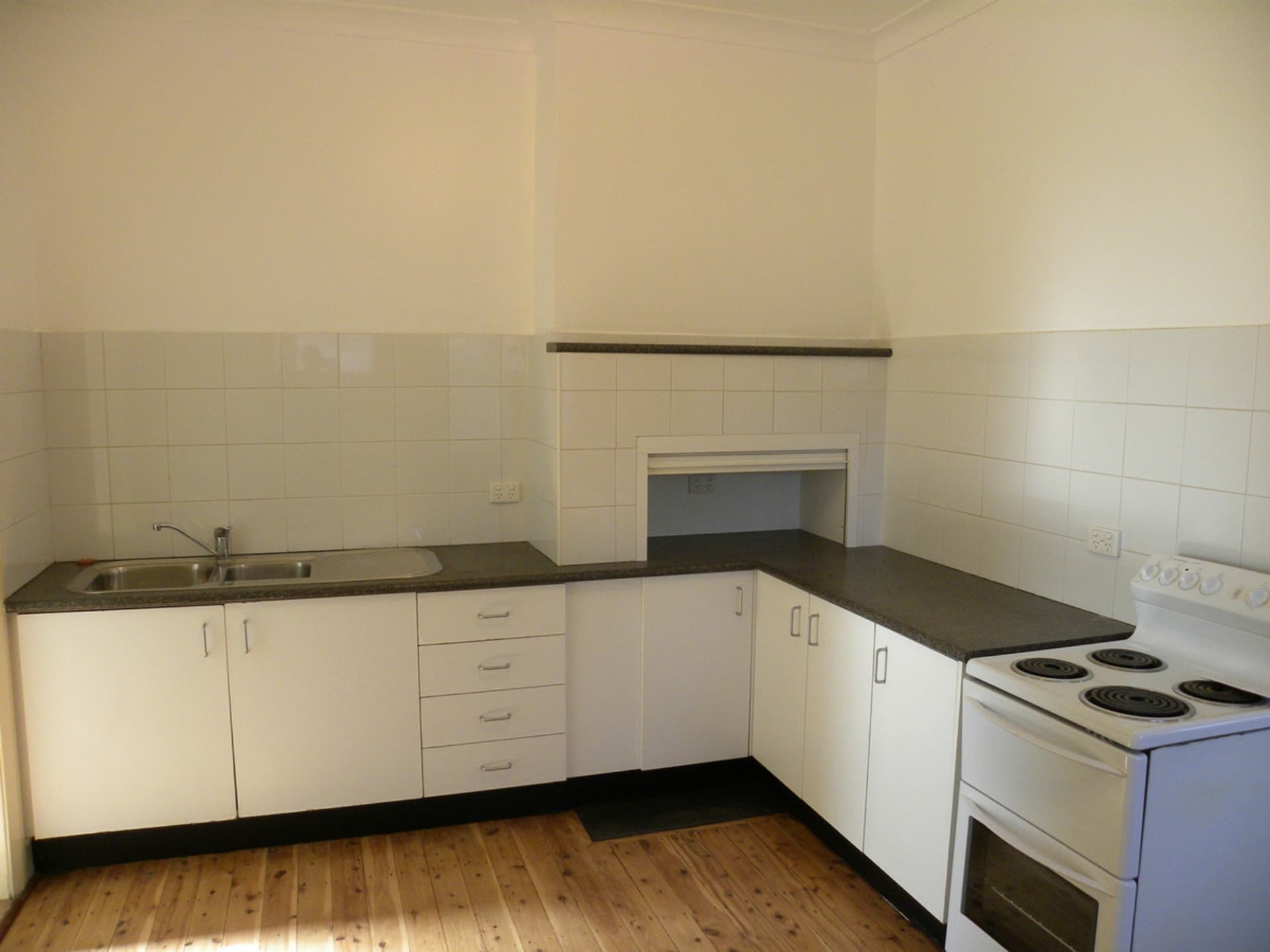 10 York Street Gosford NSW, Gosford - Thumbnail 4