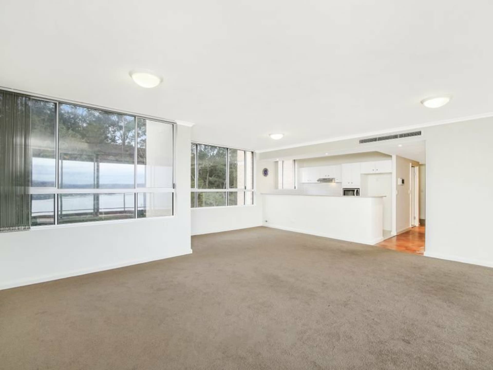 904/97, Gosford - Thumbnail 3