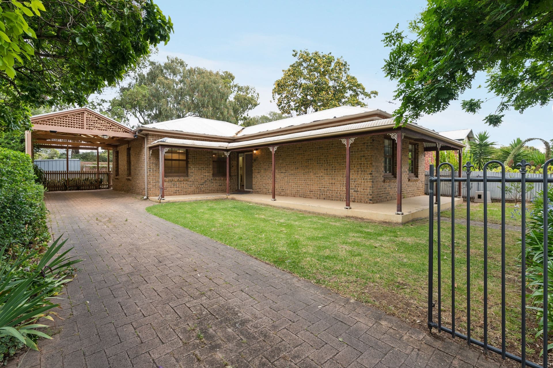38 Hillview Road, Kingswood - Image 1