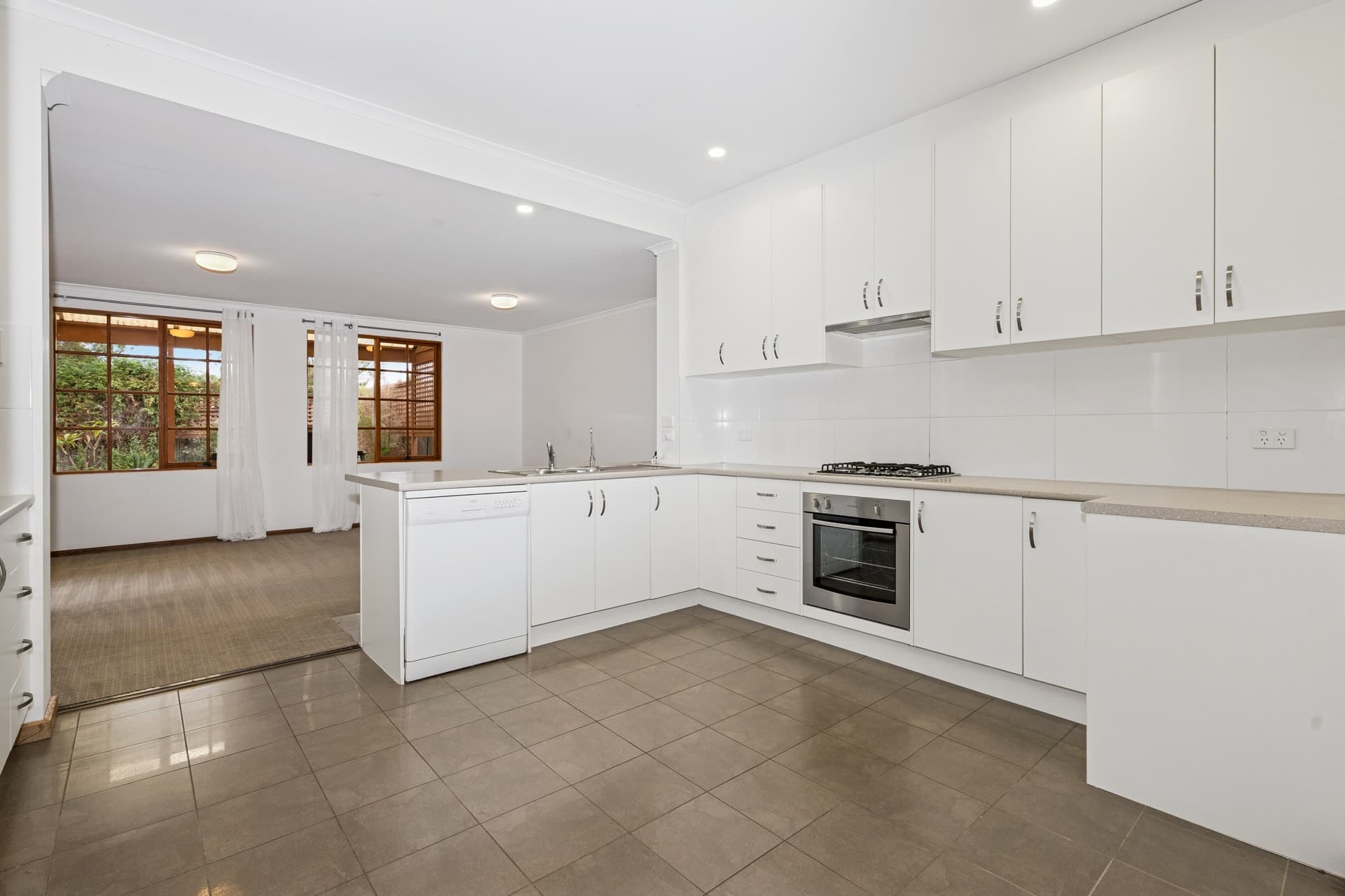 38 Hillview Road, Kingswood - Thumbnail 2