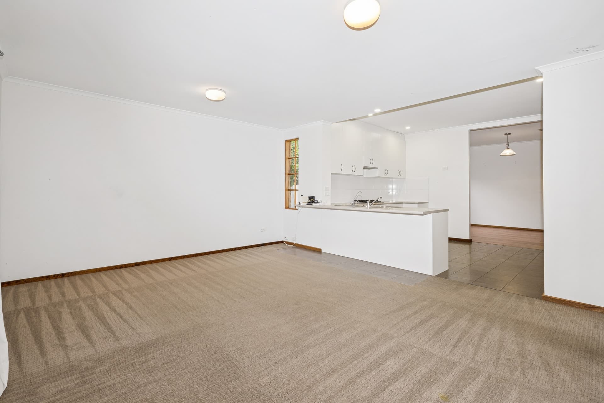 38 Hillview Road, Kingswood - Thumbnail 3