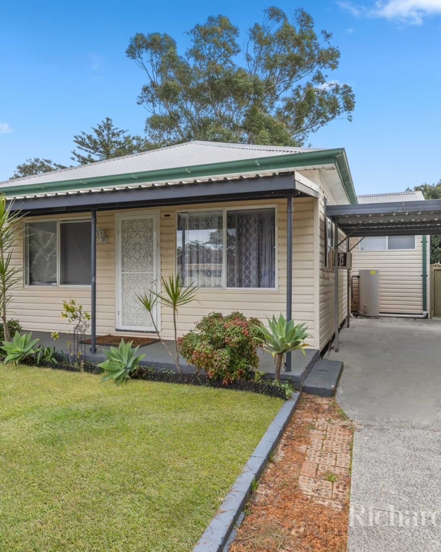 19 Banksia Street Ettalong Beach, Beach - Image 1