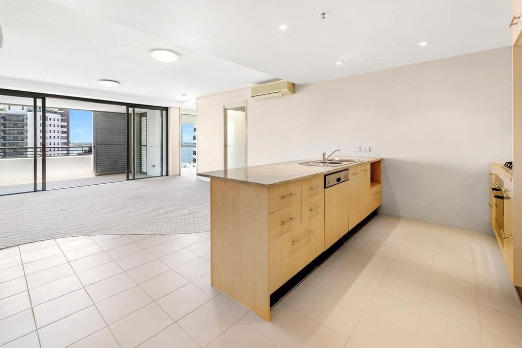 121/105 Scarborough Street, Southport - Thumbnail 2