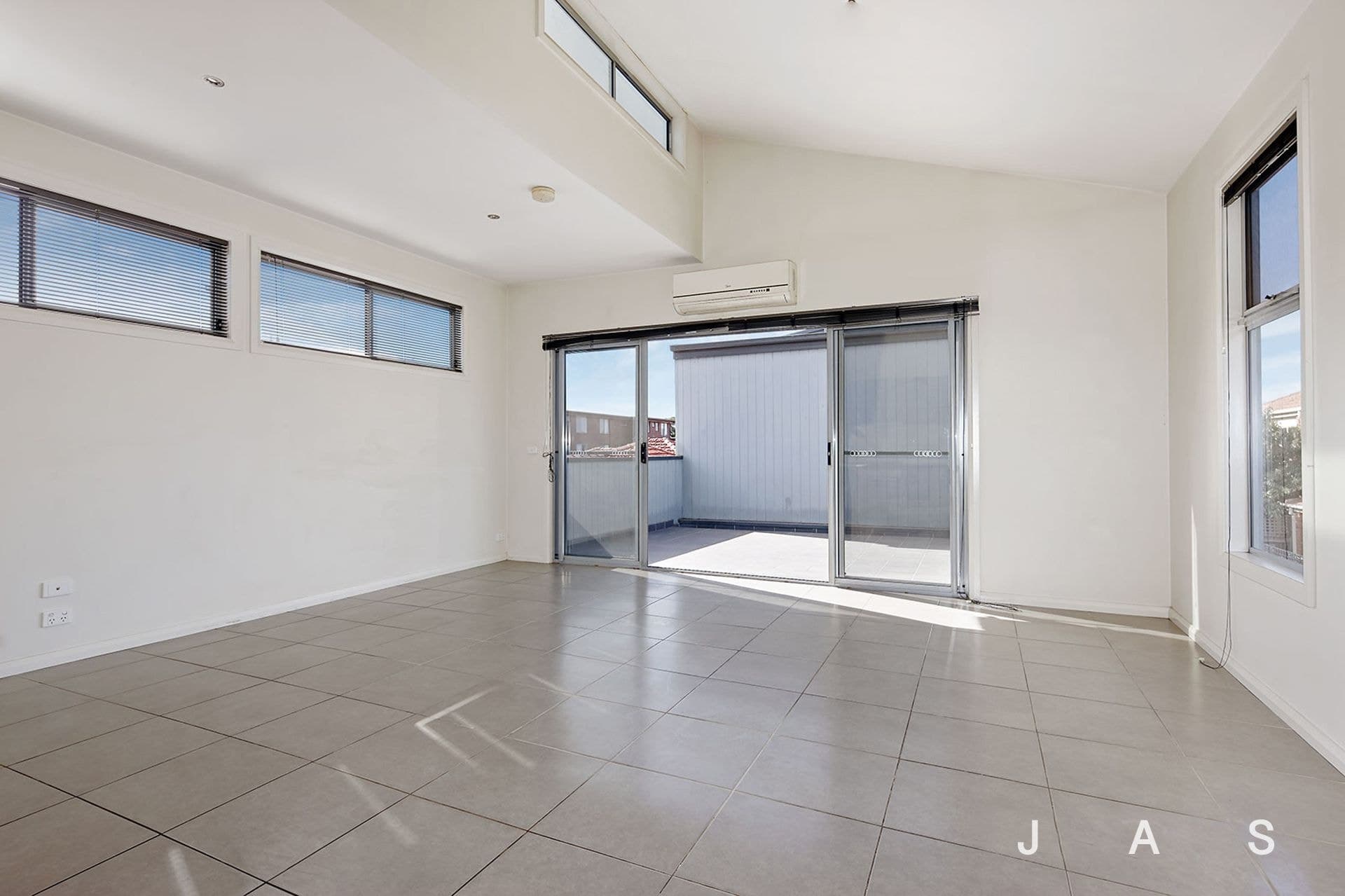 2/27 Gordon Street Footscray VIC, Footscray - Thumbnail 3