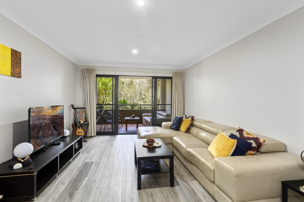 E10/1 Great Hall Drive, Miami, Miami - Image 1