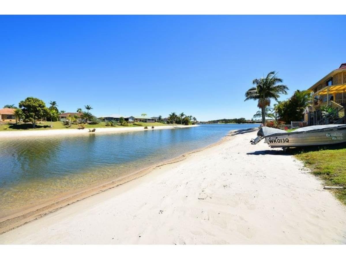 43 Kingfisher Crescent, BURLEIGH WATERS, Burleigh Waters - Thumbnail 2