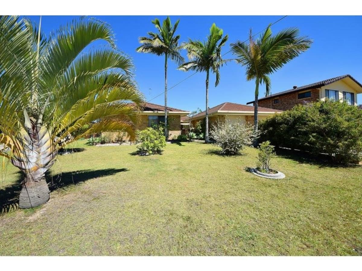 43 Kingfisher Crescent, BURLEIGH WATERS, Burleigh Waters - Thumbnail 3