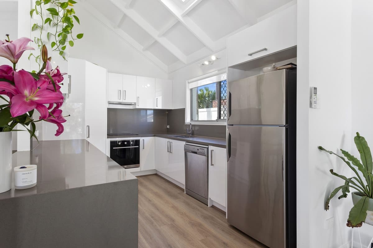 33 Honeyeater Drive, BURLEIGH WATERS, Burleigh Waters - Thumbnail 6