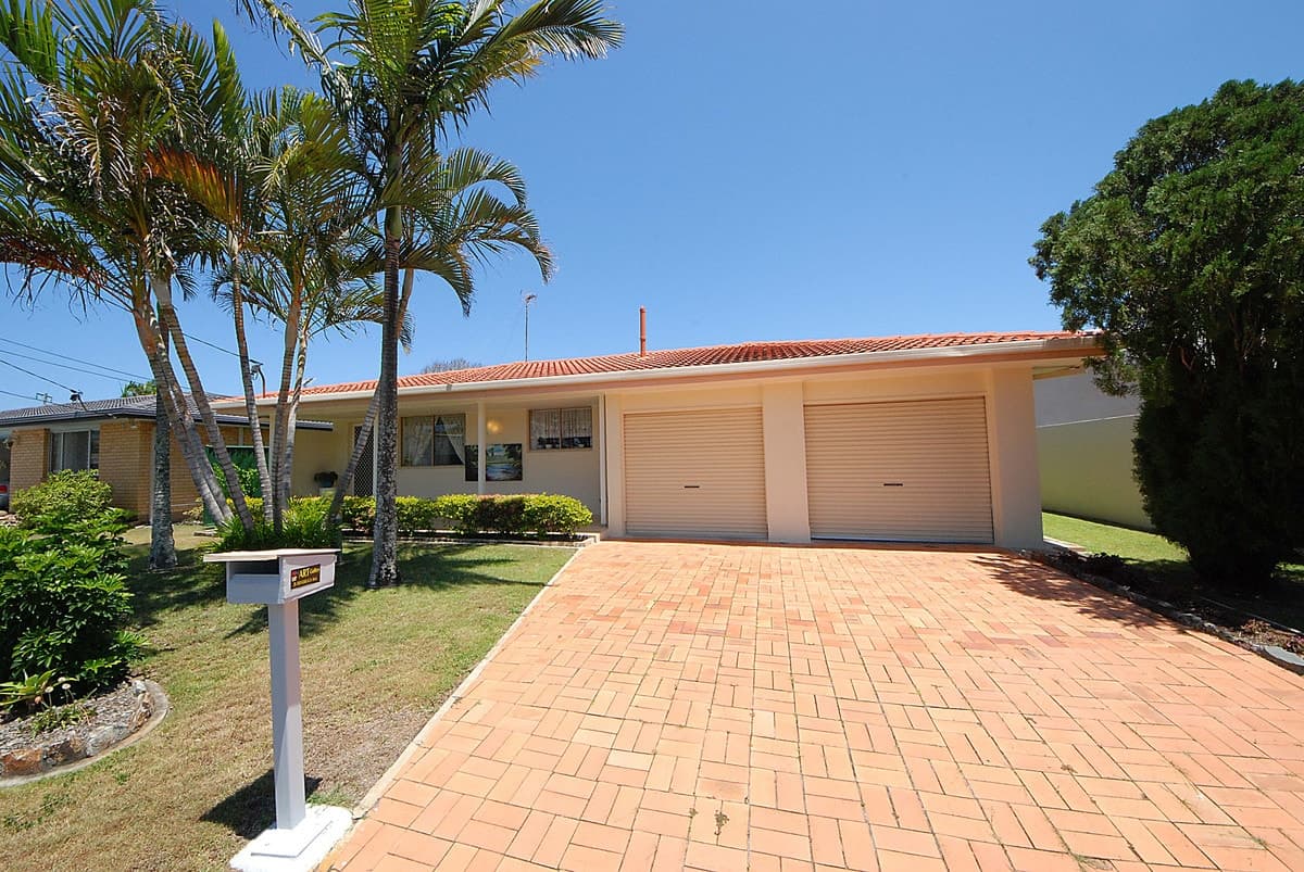 10 Curlew Crescent, Burleigh Waters, Burleigh Waters - Thumbnail 2