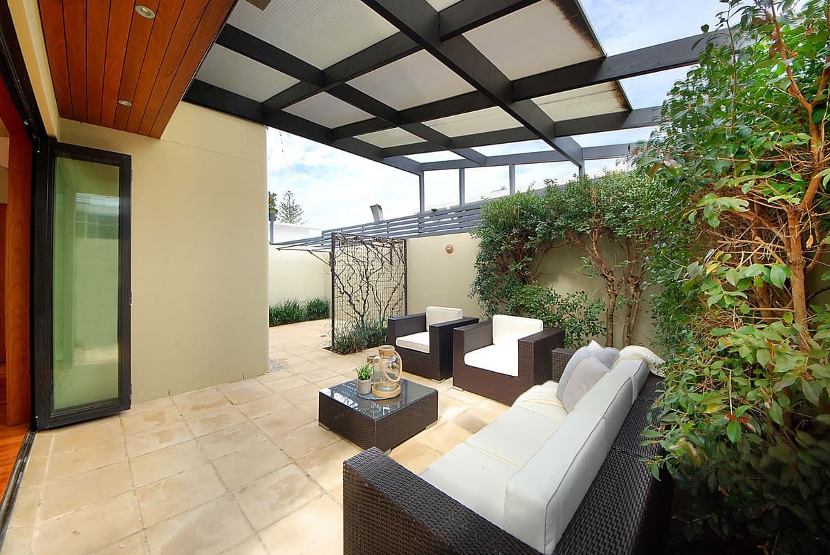 2/18 Santa Monica Road, Miami, Miami - Image 1