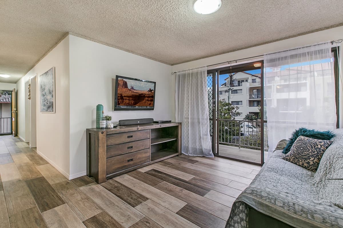 2/6 Parker Street, Labrador, Labrador - Image 1