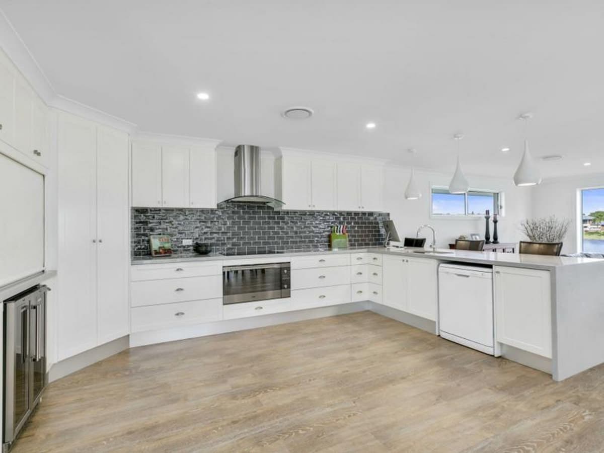 30 Honeyeater Drive, BURLEIGH WATERS, Burleigh Waters - Thumbnail 3