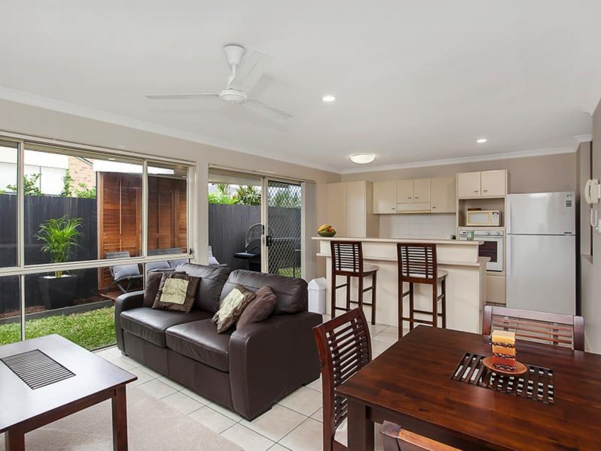 10 Gardendale Crescent, BURLEIGH WATERS, Burleigh Waters - Thumbnail 2