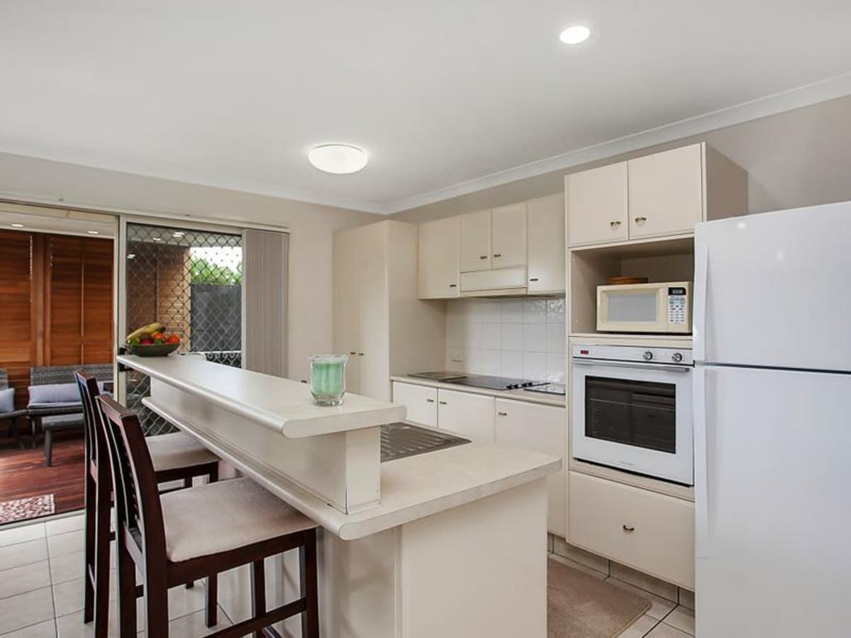 10 Gardendale Crescent, BURLEIGH WATERS, Burleigh Waters - Thumbnail 7