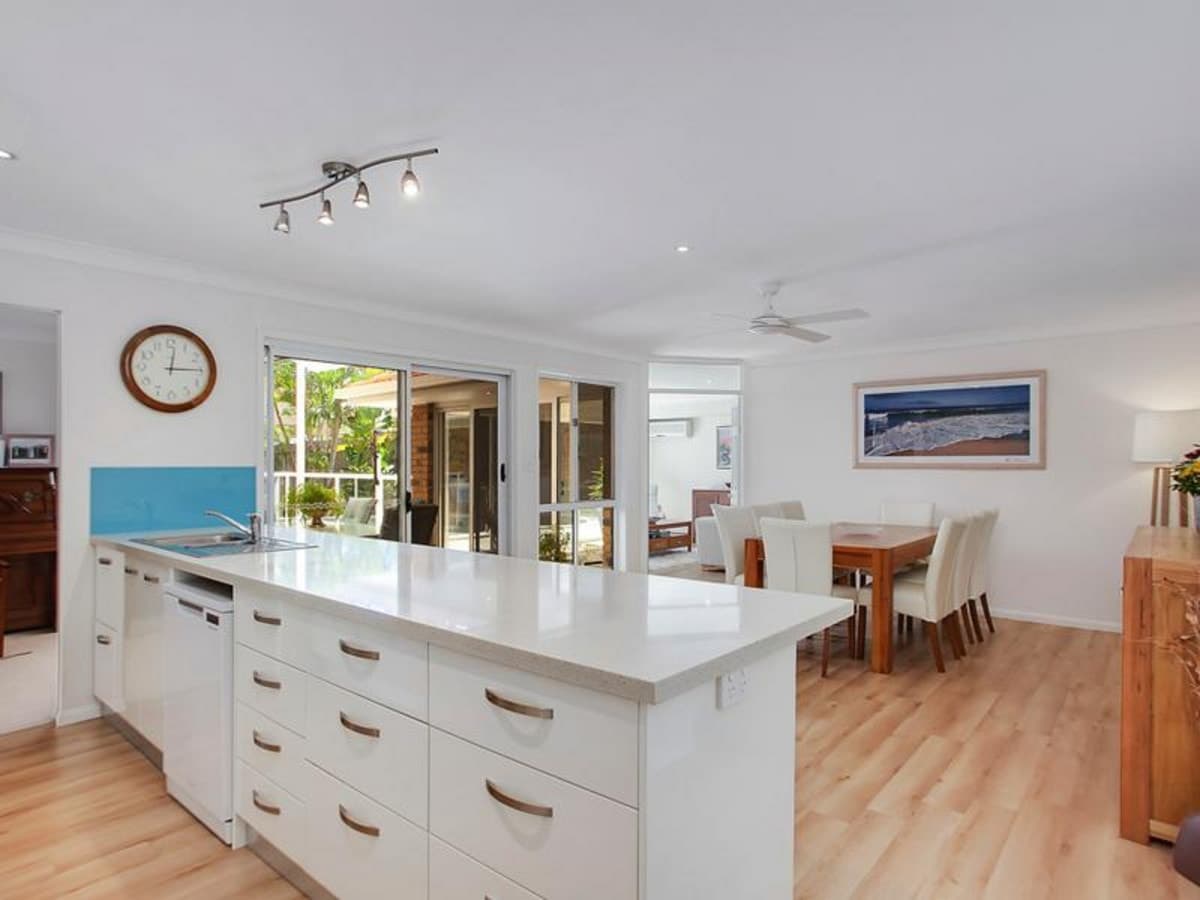 14 Beaconsfield Drive, BURLEIGH WATERS, Burleigh Waters - Thumbnail 4