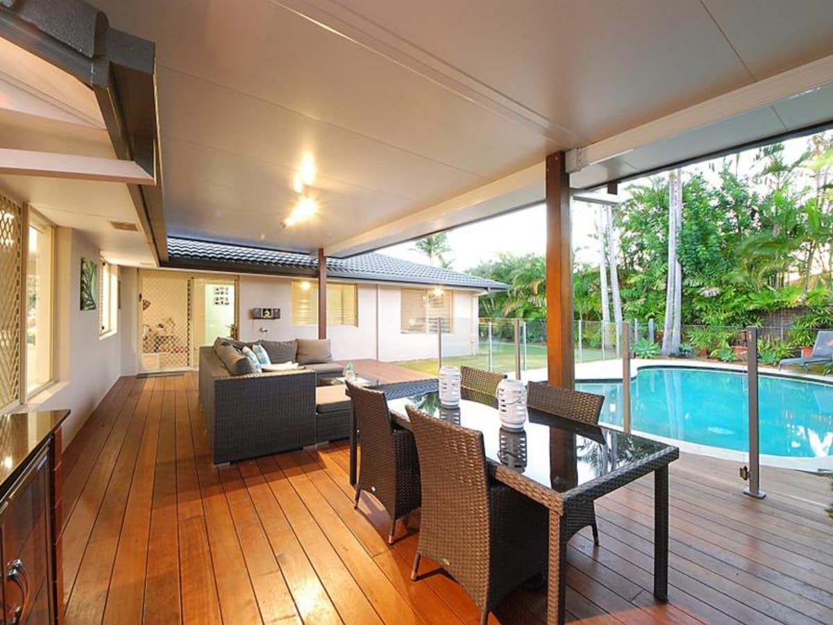 34 Coronet Crescent, BURLEIGH WATERS, Burleigh Waters - Thumbnail 2