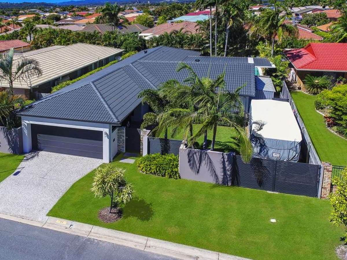 34 Coronet Crescent, BURLEIGH WATERS, Burleigh Waters - Thumbnail 3