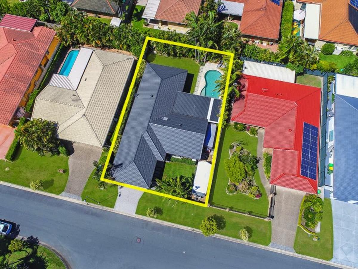 34 Coronet Crescent, BURLEIGH WATERS, Burleigh Waters - Thumbnail 4
