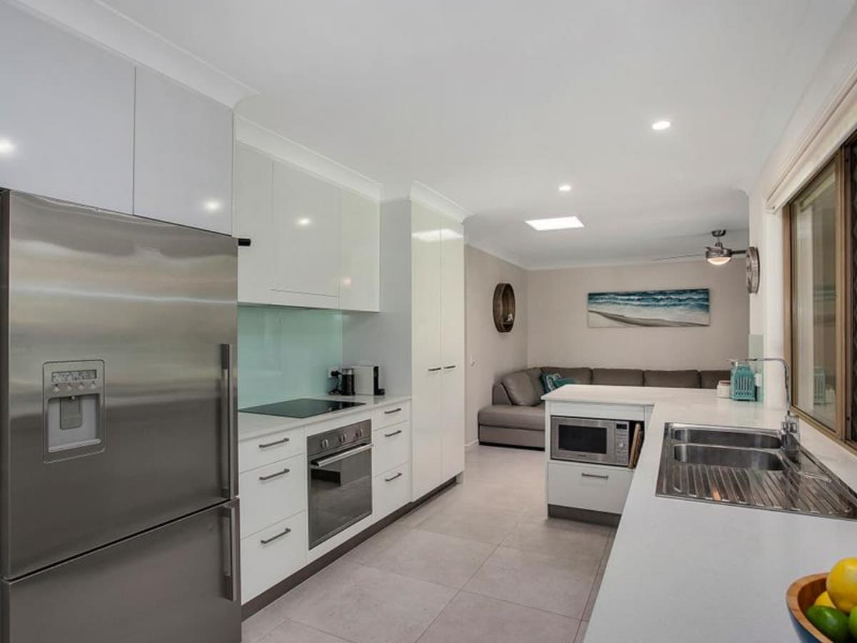 34 Coronet Crescent, BURLEIGH WATERS, Burleigh Waters - Thumbnail 7
