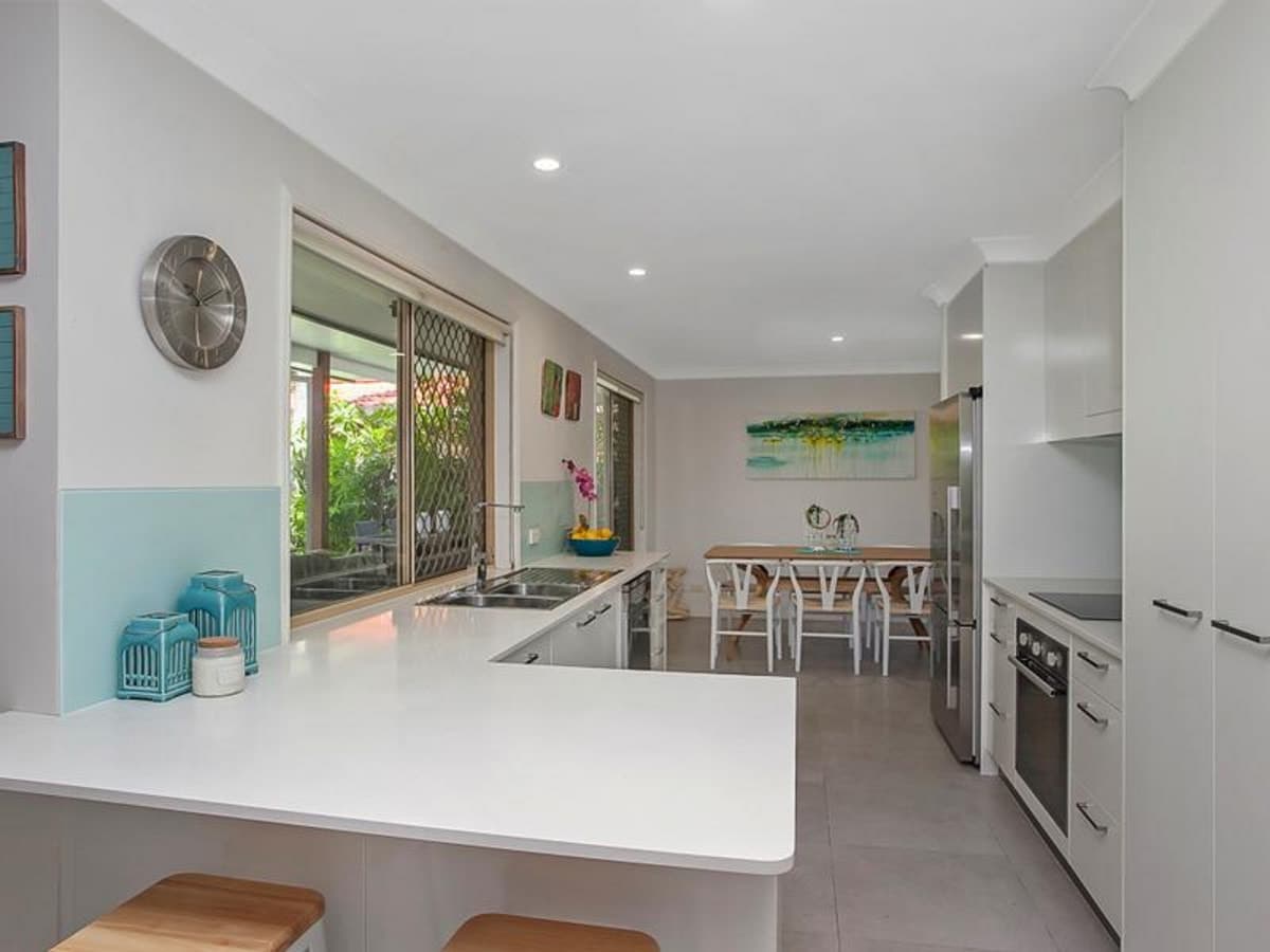 34 Coronet Crescent, BURLEIGH WATERS, Burleigh Waters - Thumbnail 8