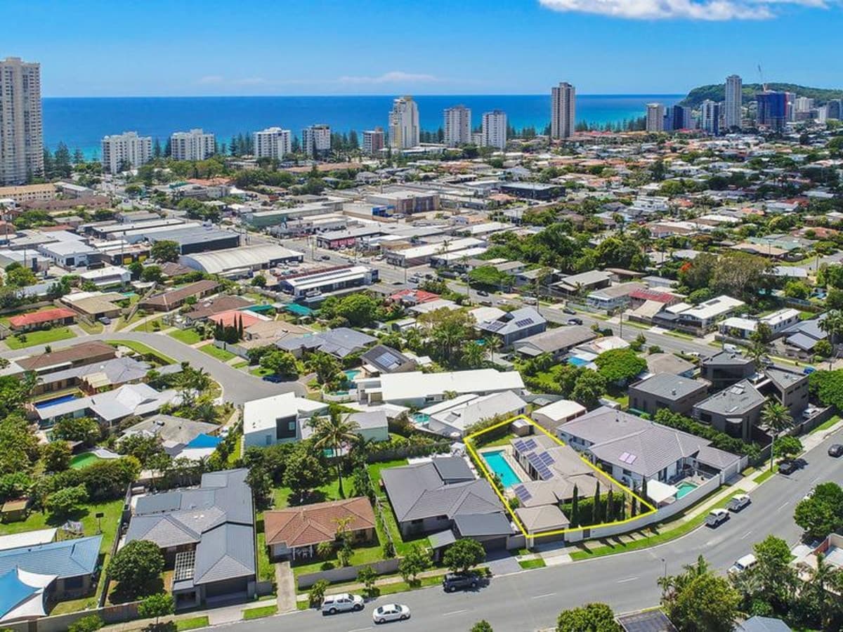 22 Joan Street, BURLEIGH WATERS, Burleigh Waters - Thumbnail 3