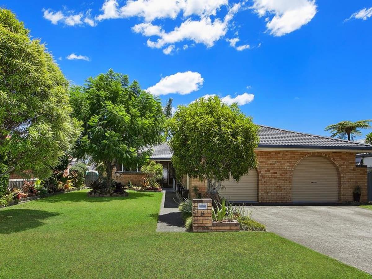 11 Dabchick Drive, BURLEIGH WATERS, Burleigh Waters - Thumbnail 2