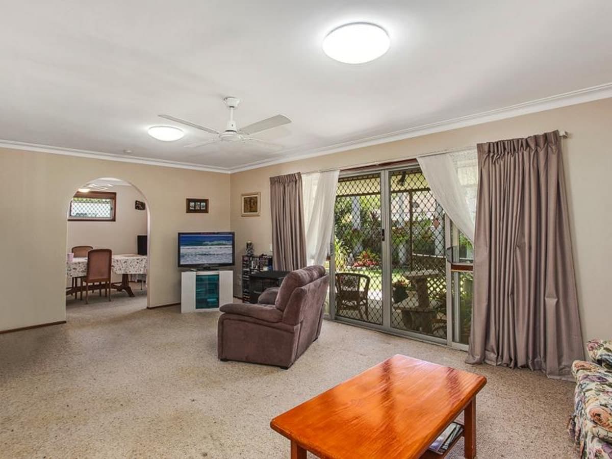 11 Dabchick Drive, BURLEIGH WATERS, Burleigh Waters - Thumbnail 3
