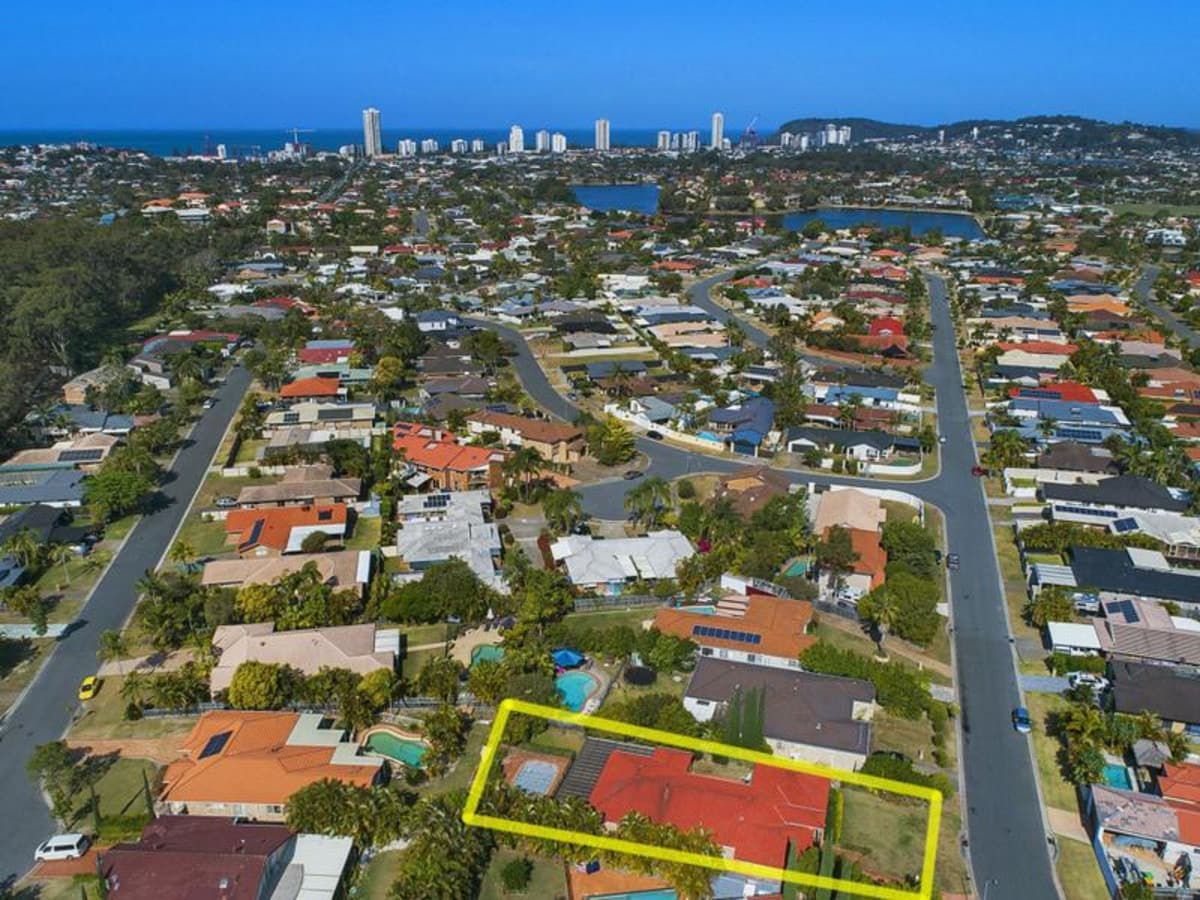 39 Coronet Crescent, BURLEIGH WATERS, Burleigh Waters - Thumbnail 2