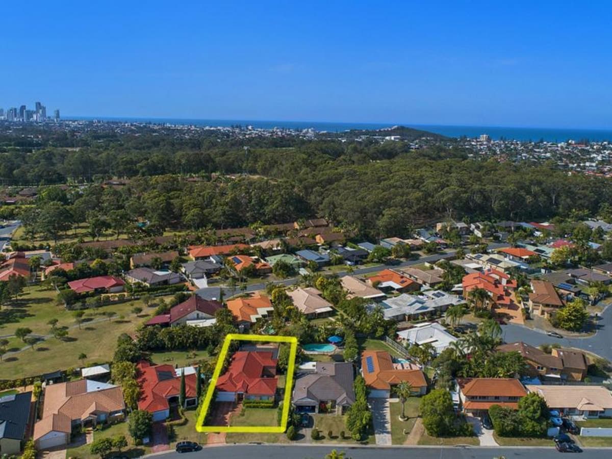 39 Coronet Crescent, BURLEIGH WATERS, Burleigh Waters - Thumbnail 3