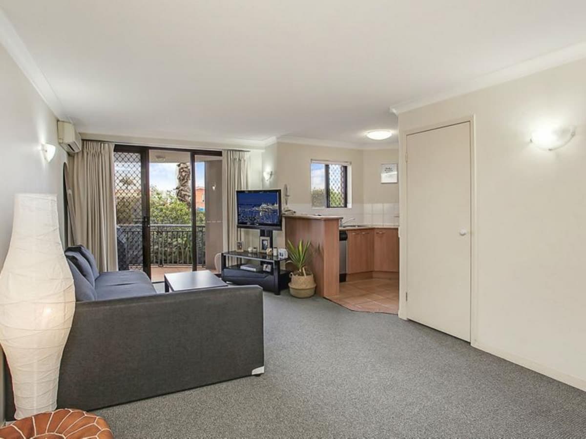 2/5 Fourth Avenue, BURLEIGH HEADS, Burleigh Heads - Thumbnail 2