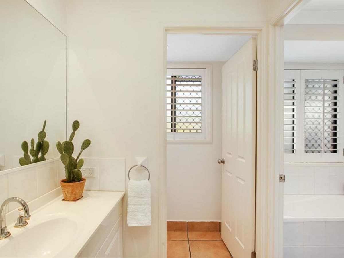 36 Shoalwater Court, BURLEIGH WATERS, Burleigh Waters - Thumbnail 2