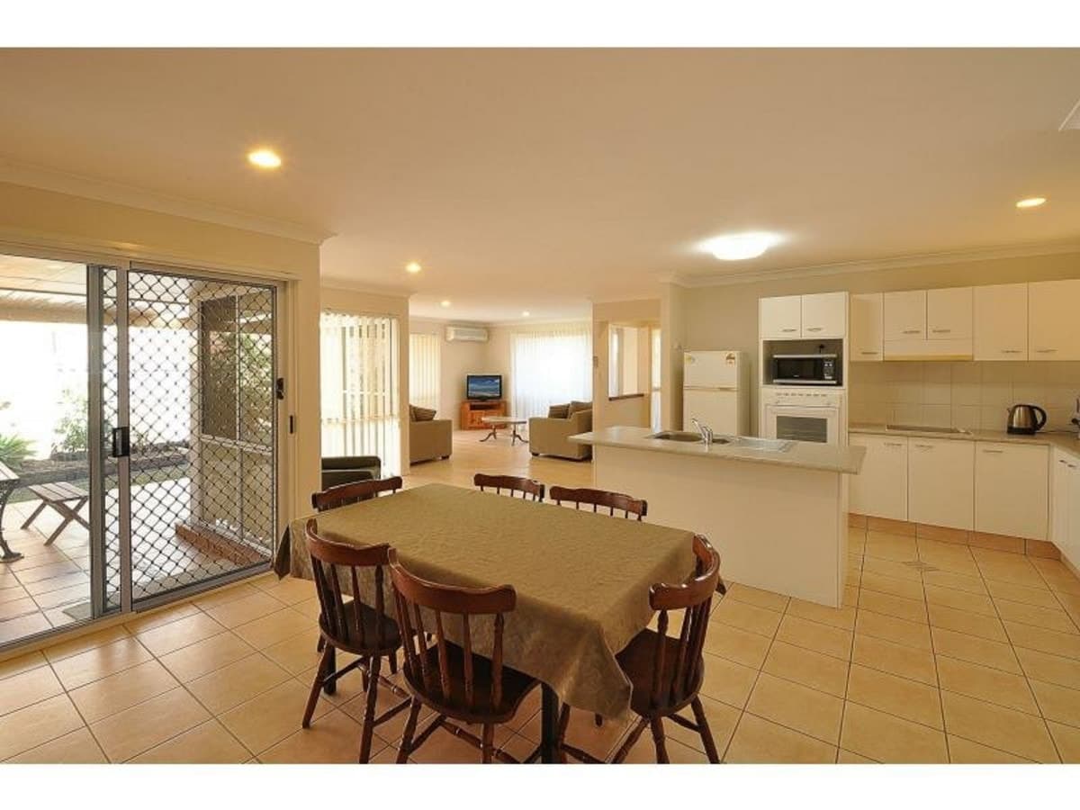 43 Rainbird Close, BURLEIGH WATERS, Burleigh Waters - Thumbnail 2