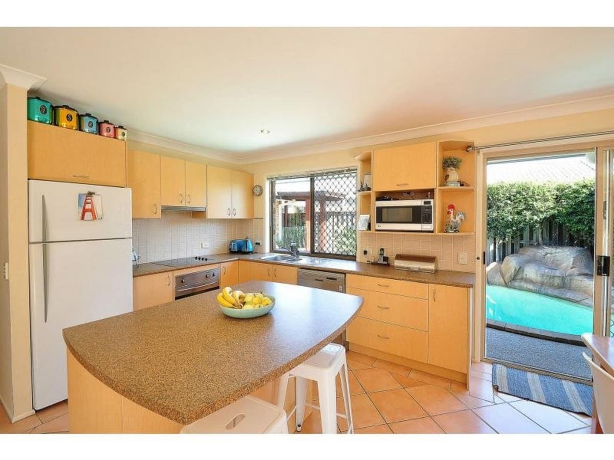 8 Sonama Court, BURLEIGH WATERS, Burleigh Waters - Thumbnail 2